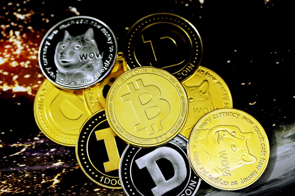 Ein Haufen Bitcoins sitzt auf einem Tisch