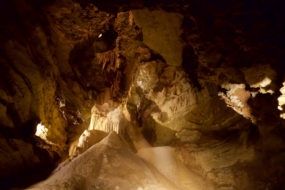 Una grotta piena di molte formazioni simili a grotte