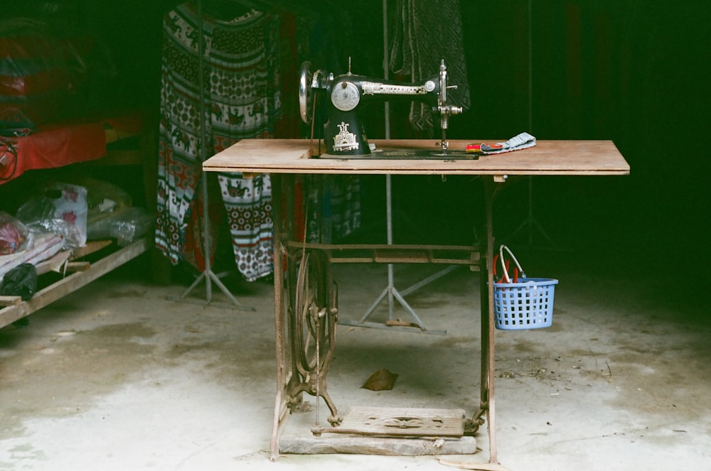 una máquina de coser sentada encima de una mesa de madera
