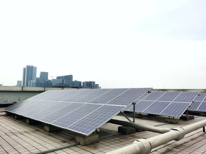 Placas solares instaladas en un tejado, zona de cobertura de Sevilla y provincia