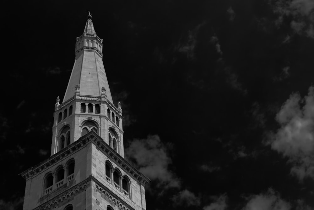 시계탑의 흑백 사진