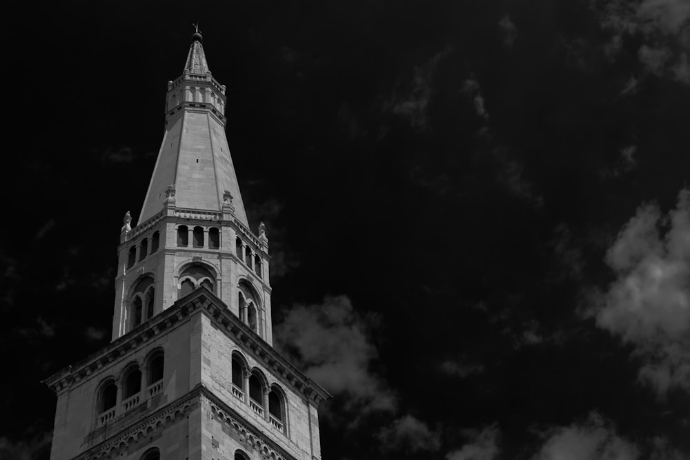 Una foto in bianco e nero di una torre dell'orologio