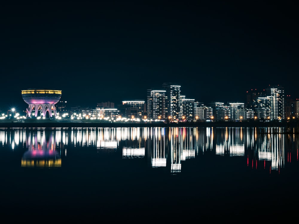 Ein großes Gewässer mit einer Stadt im Hintergrund