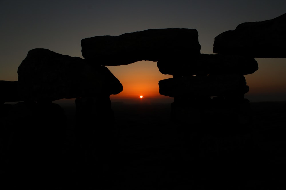 El sol se está poniendo detrás de unas rocas