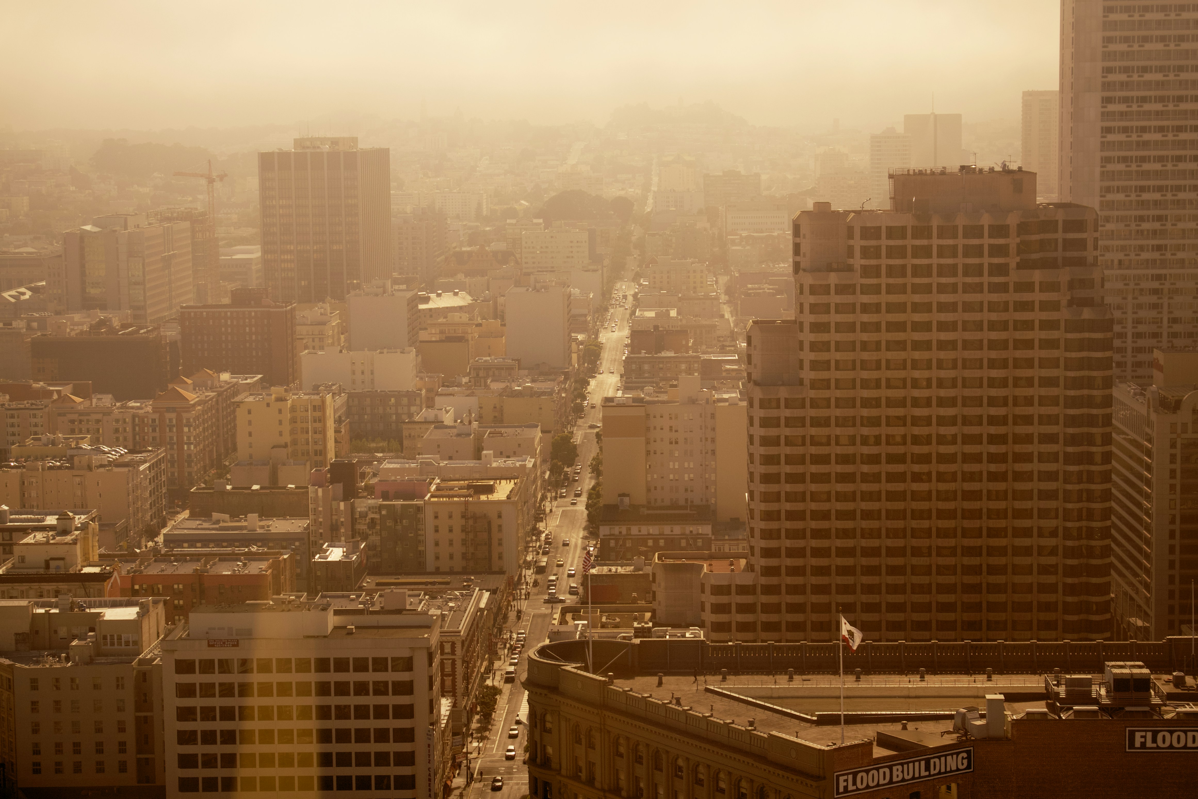 Blick auf eine Stadt von einem hohen Gebäude aus
