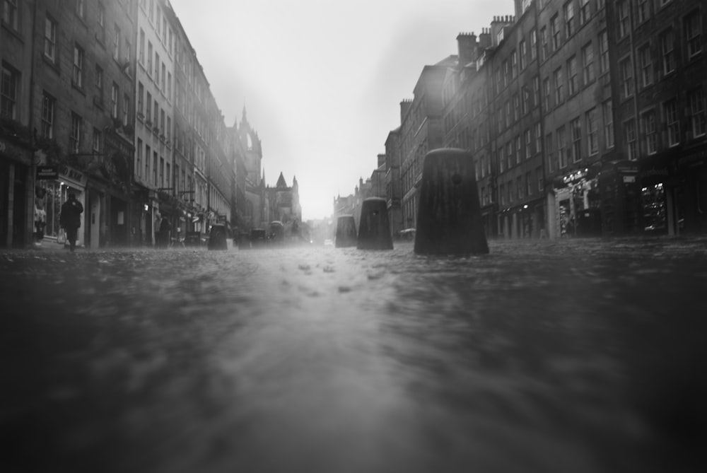 a black and white photo of a city street