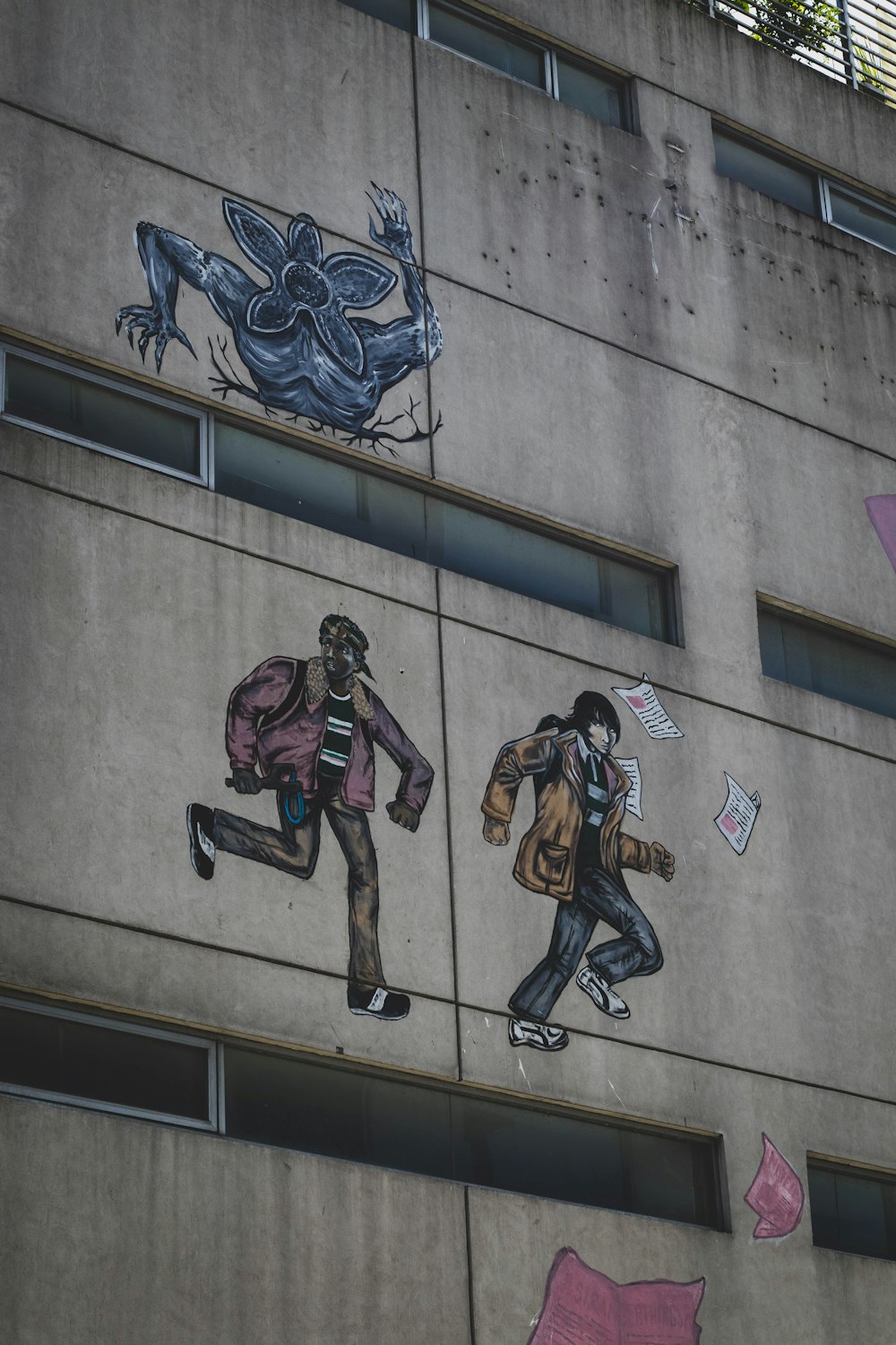ein Gebäude mit einem Wandgemälde von zwei Personen an der Seite