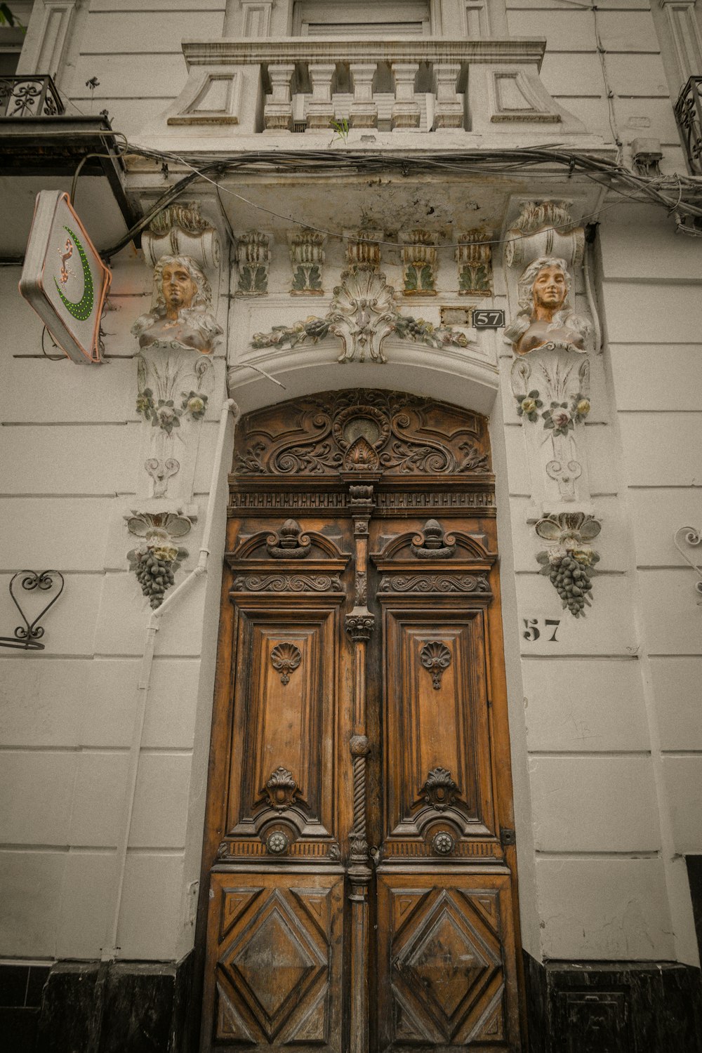 Un edificio antiguo con una gran puerta de madera