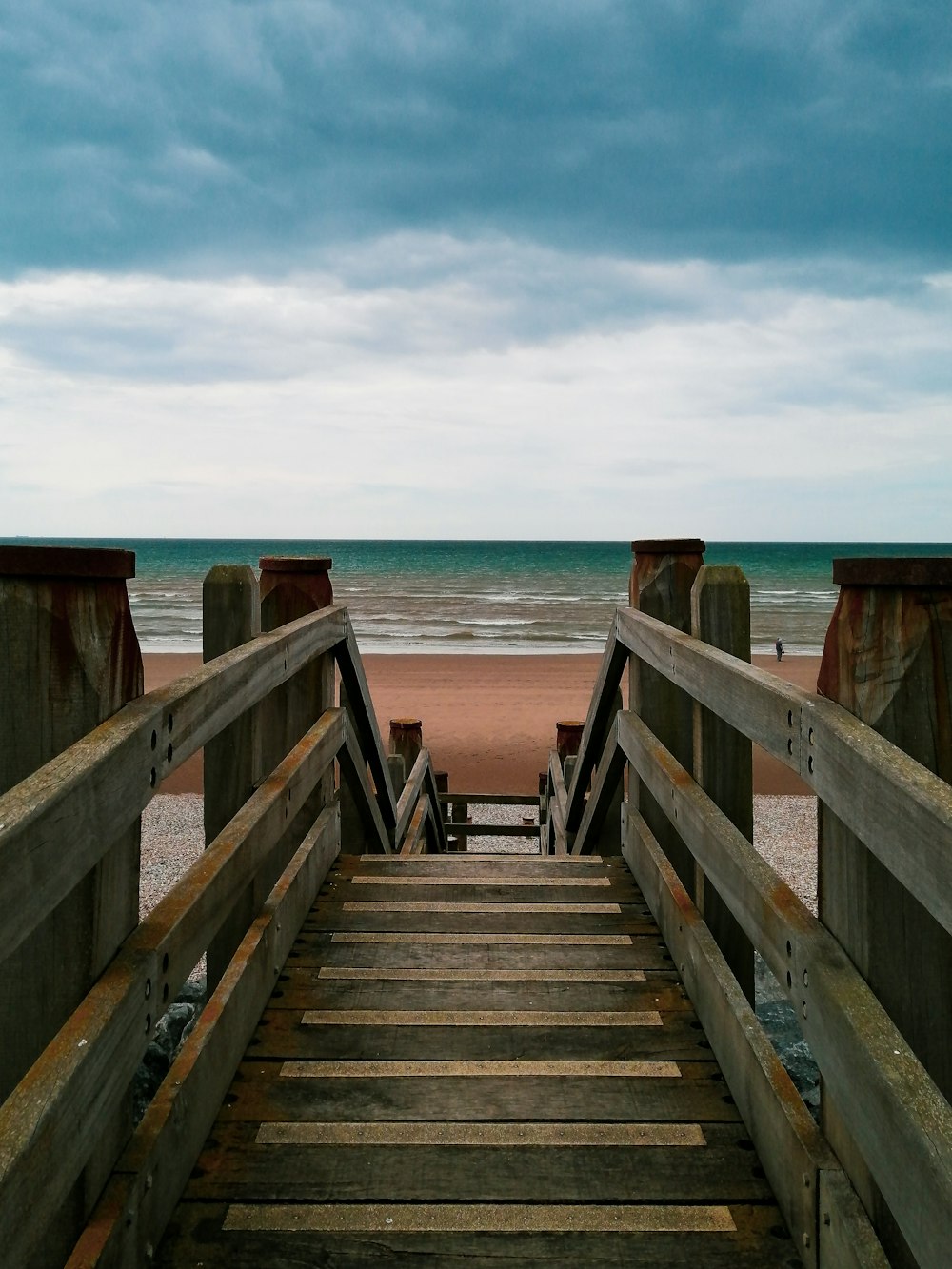 un escalier menant à la plage