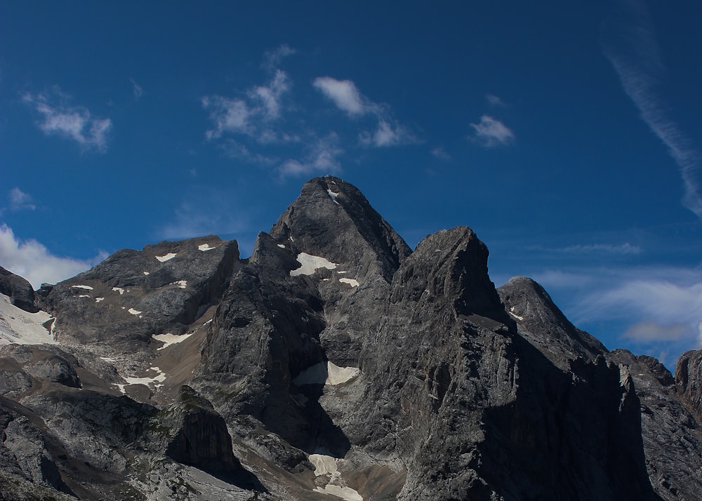 un gruppo di montagne con neve su di loro