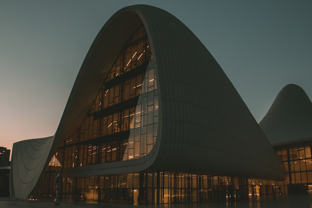 Un gran edificio con un techo curvo muy largo