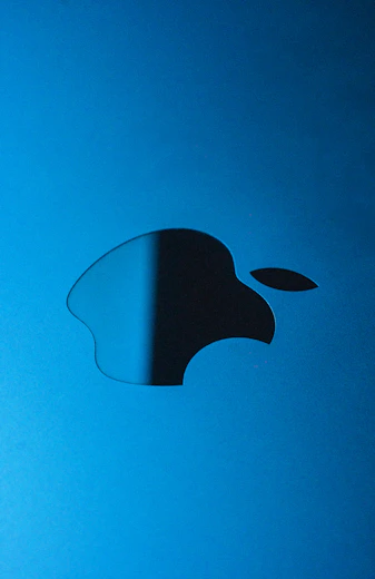 an apple logo is shown on a blue background