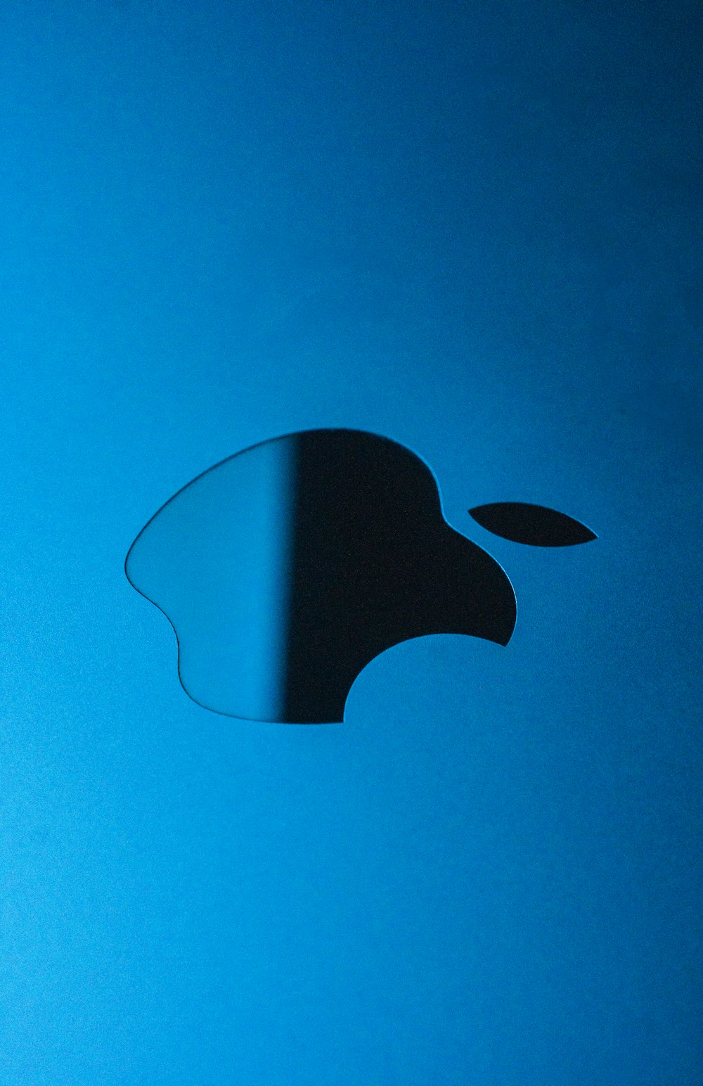 青い背景にリンゴのロゴが表示されます
