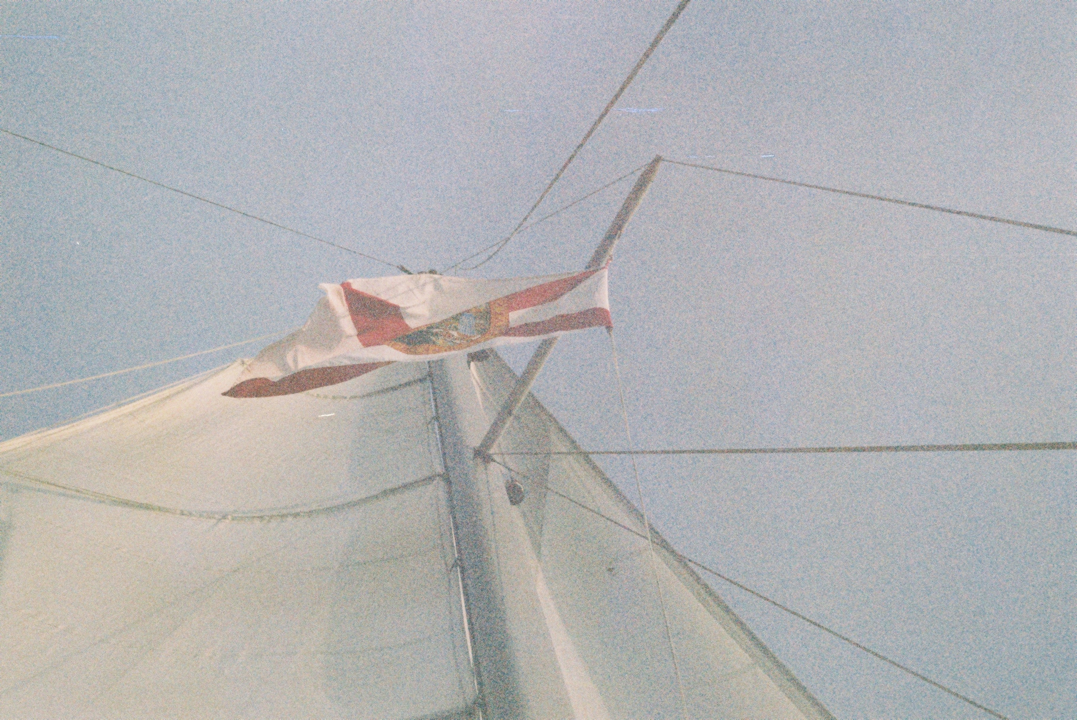 赤と白の旗が描かれた白い帆