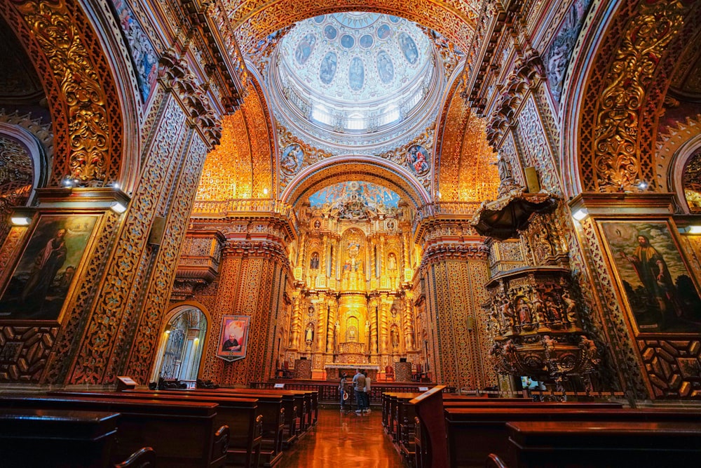 o interior de uma igreja ornamentada com decoração dourada e branca