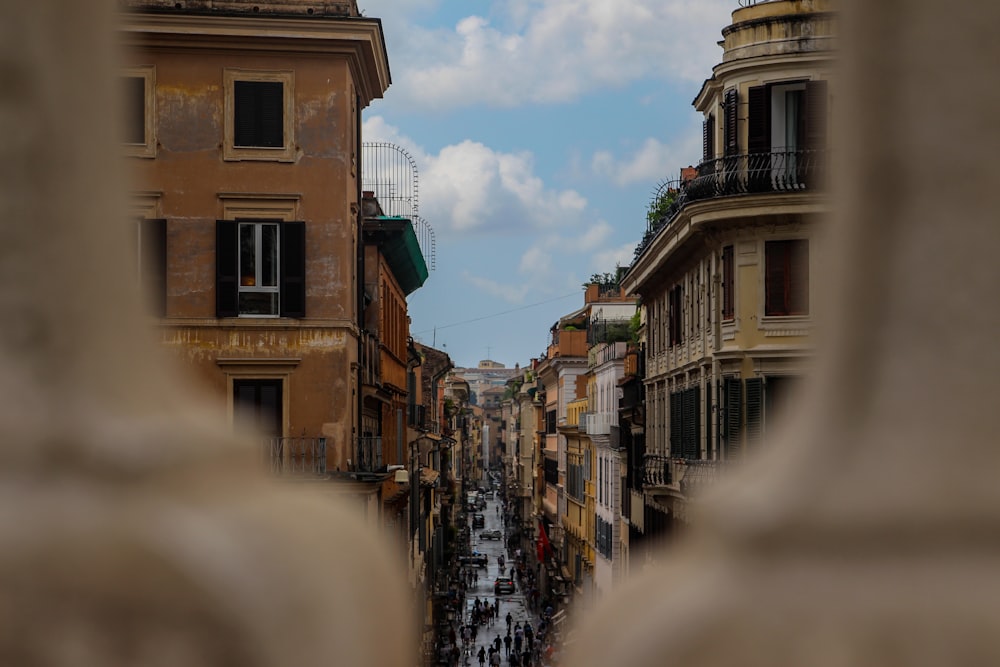 Una vista de una calle de la ciudad desde una ventana