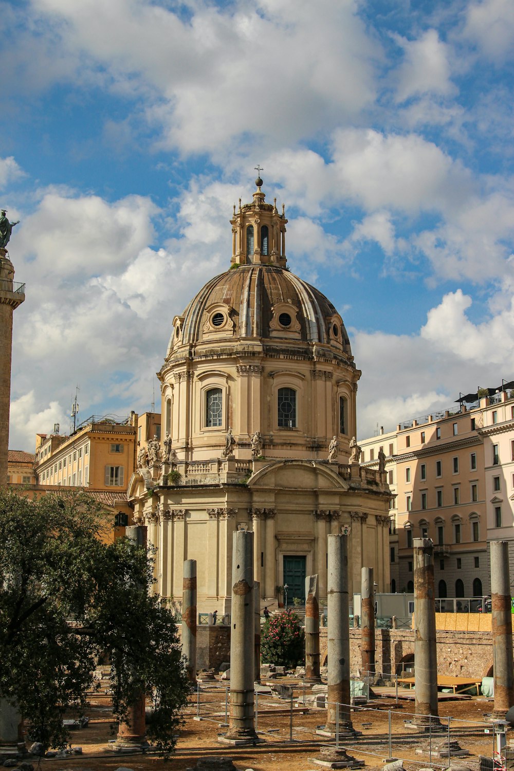 un grande edificio con una cupola in cima