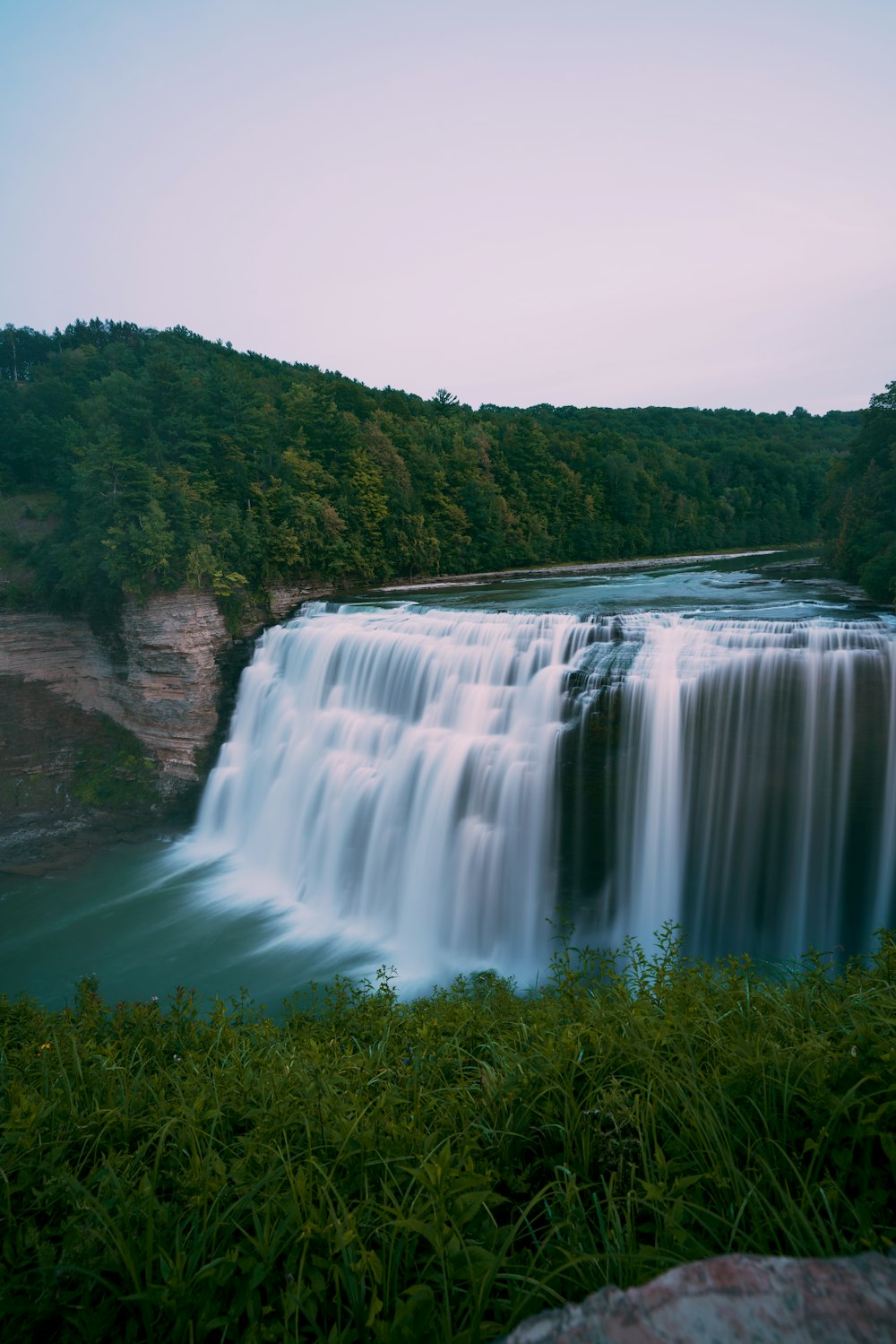 une grande cascade avec de l’eau en cascade au-dessus