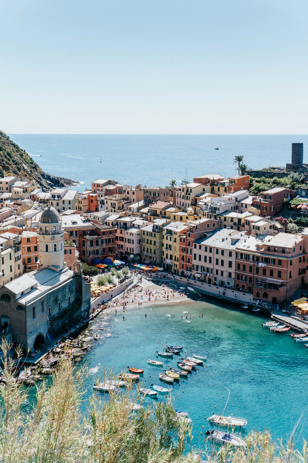 une vue d’un port avec des bateaux dans l’eau