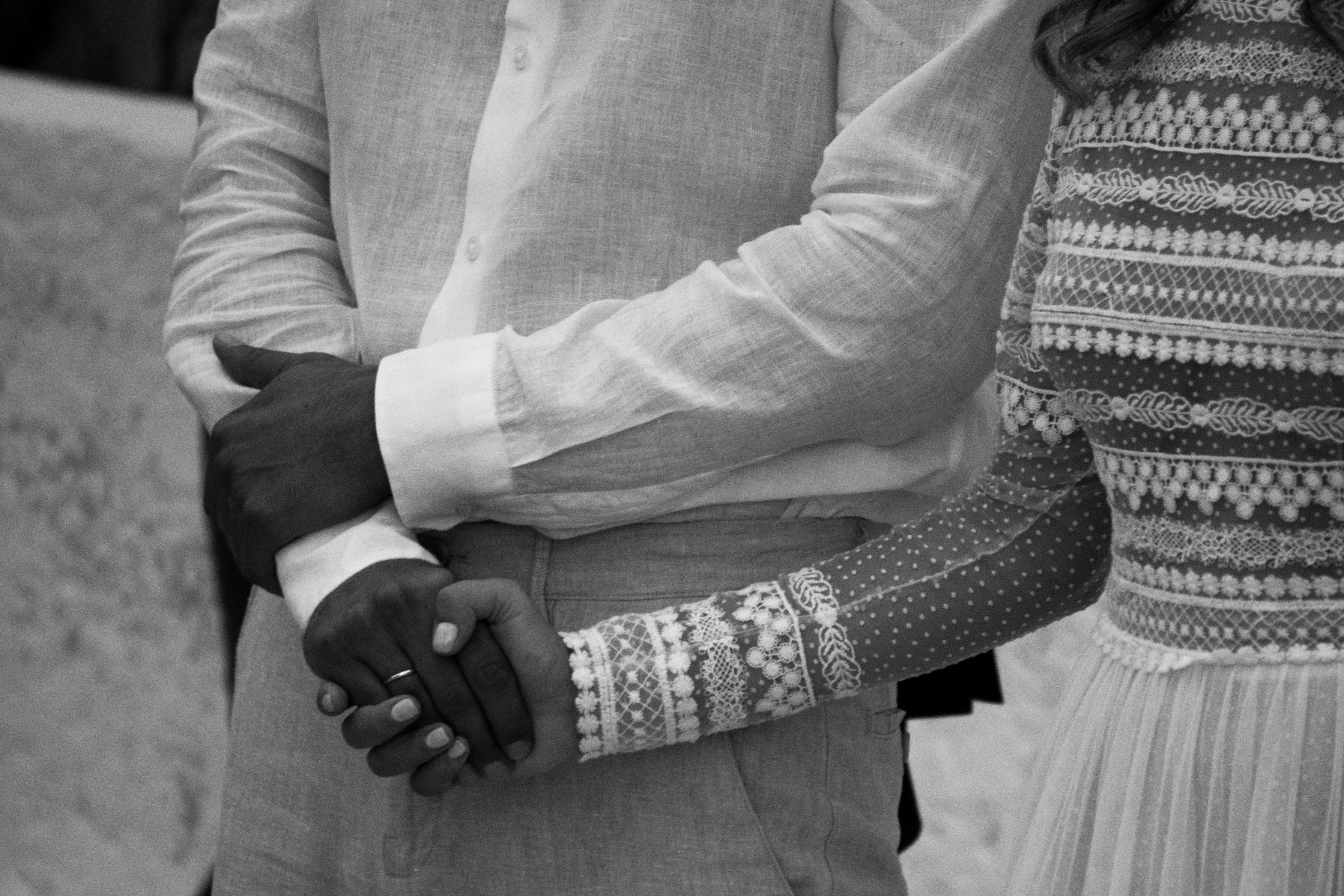 Mutlu bir evlilik sürdüren, birbirine sevgiyle bakan ve gülen bir çift; sağlıklı bir ilişkinin ve birlikteliğin inşasını temsil eden huzurlu bir an.