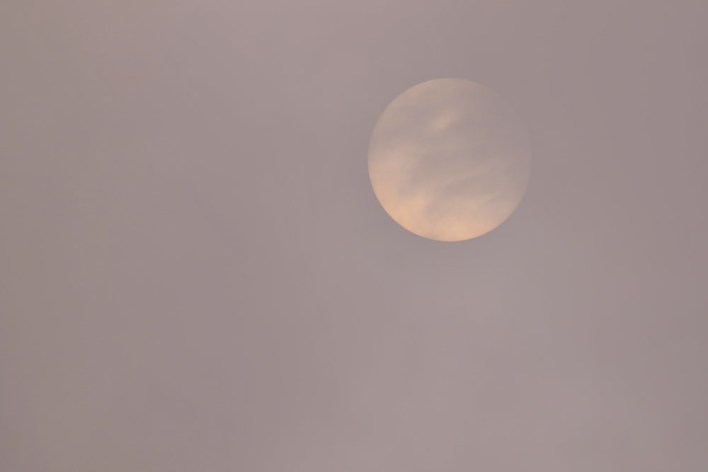 Un avión volando en el cielo con la luna al fondo