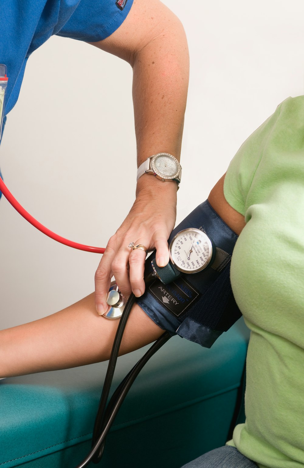 eine Person mit einem Blutdruckmessgerät am Arm