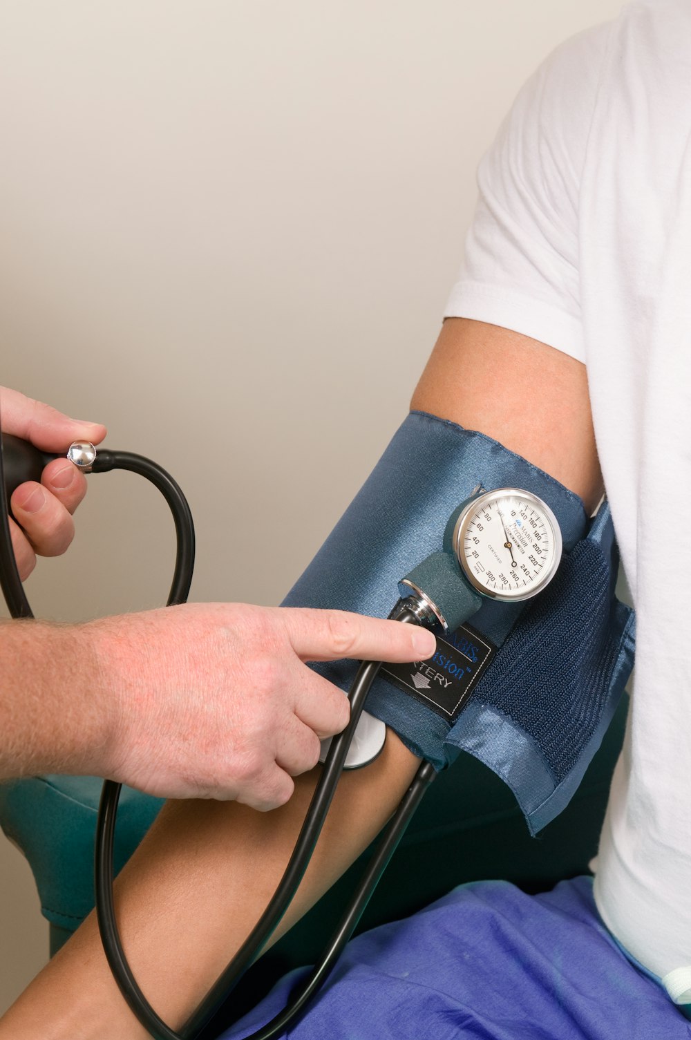 Ein Arzt, der den Blutdruck eines Patienten überprüft
