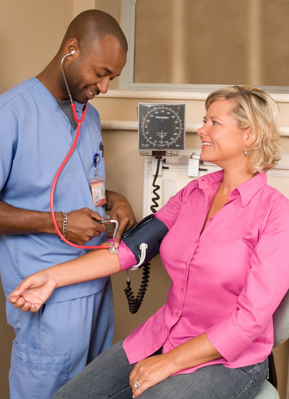 um médico verificando o sangue de um paciente com um estetoscópio