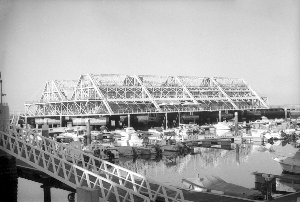 une photo en noir et blanc d’un quai de bateau