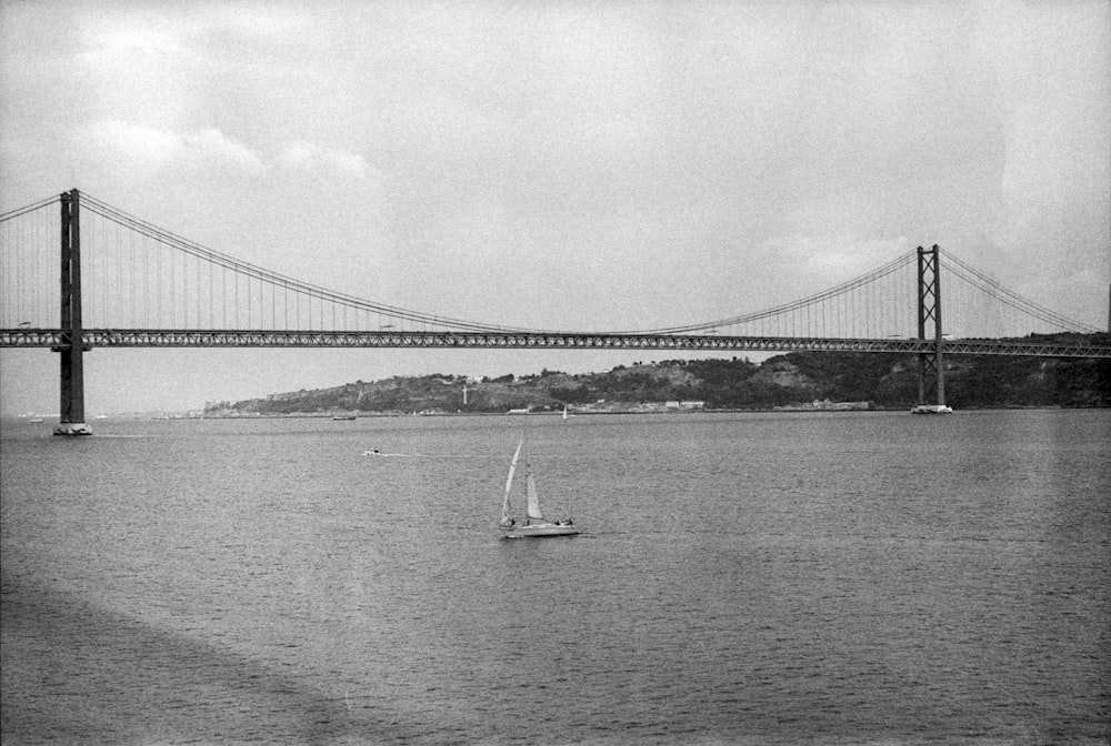 Una foto en blanco y negro de un velero en el agua