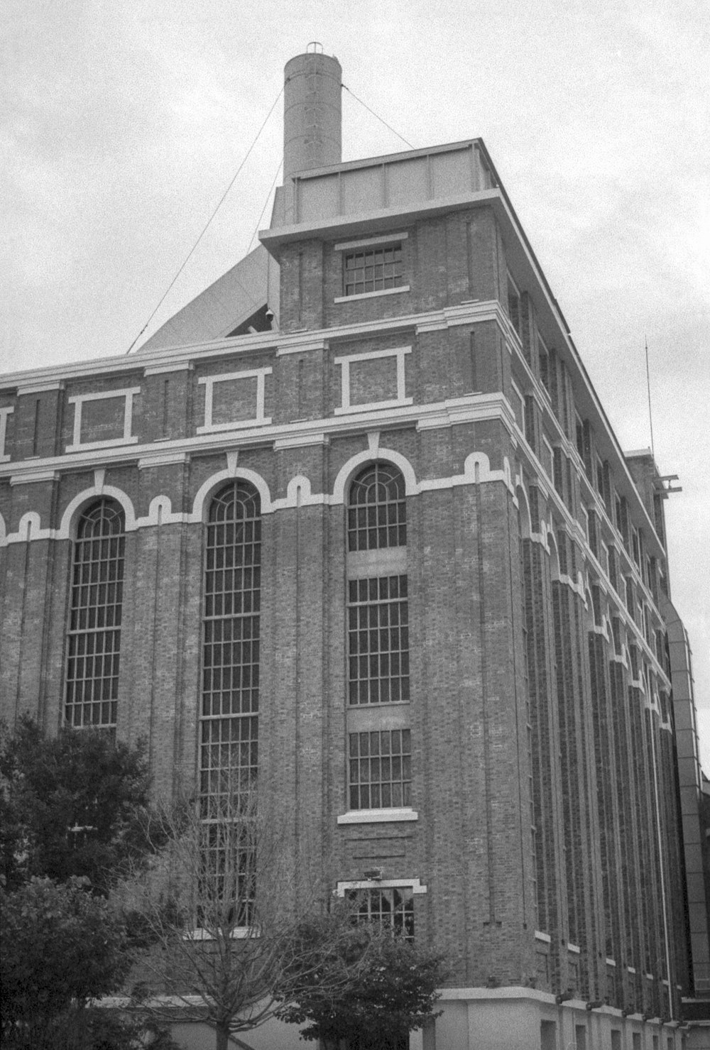 a black and white photo of a large building