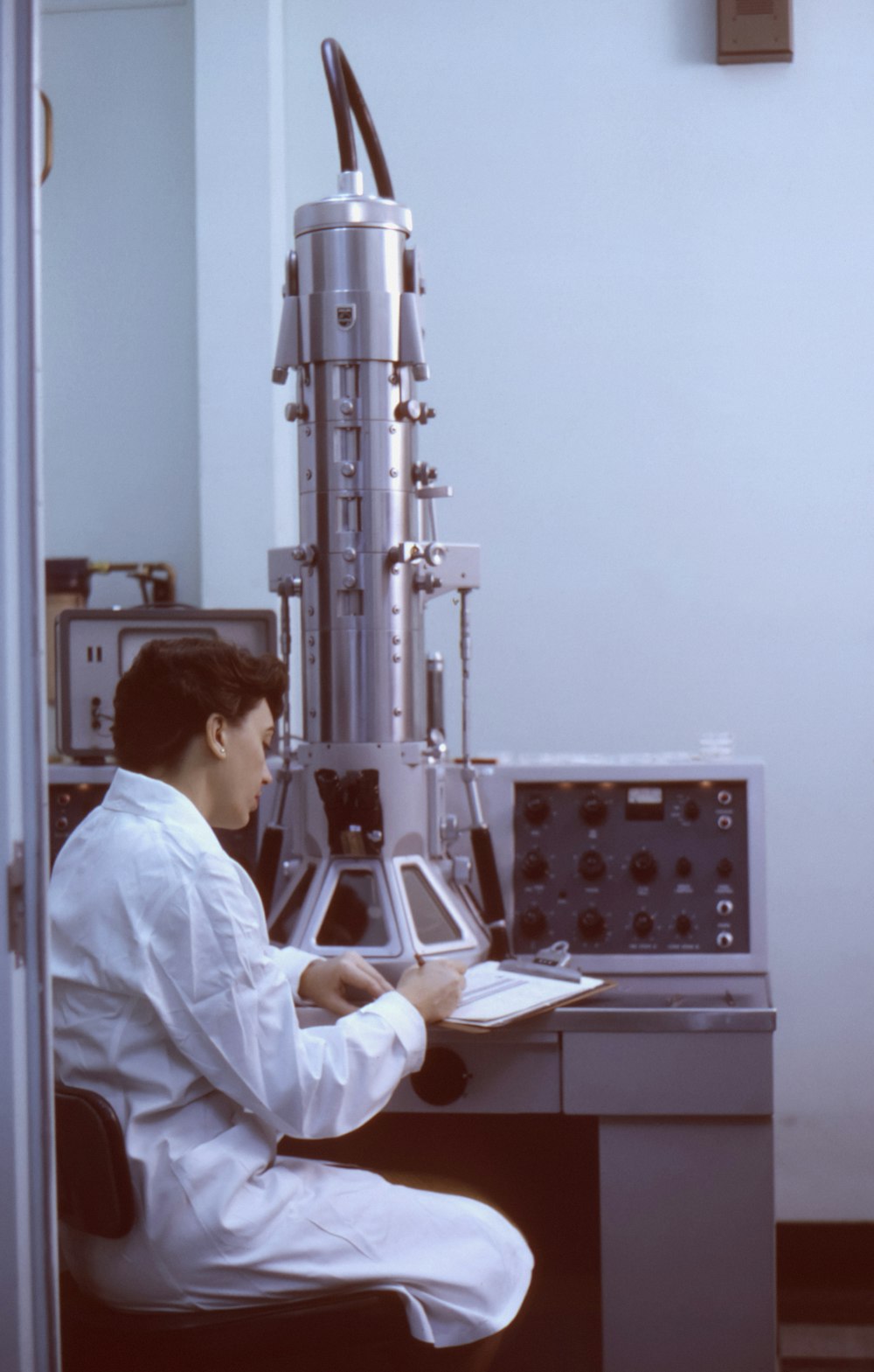Un hombre sentado en un escritorio en un laboratorio