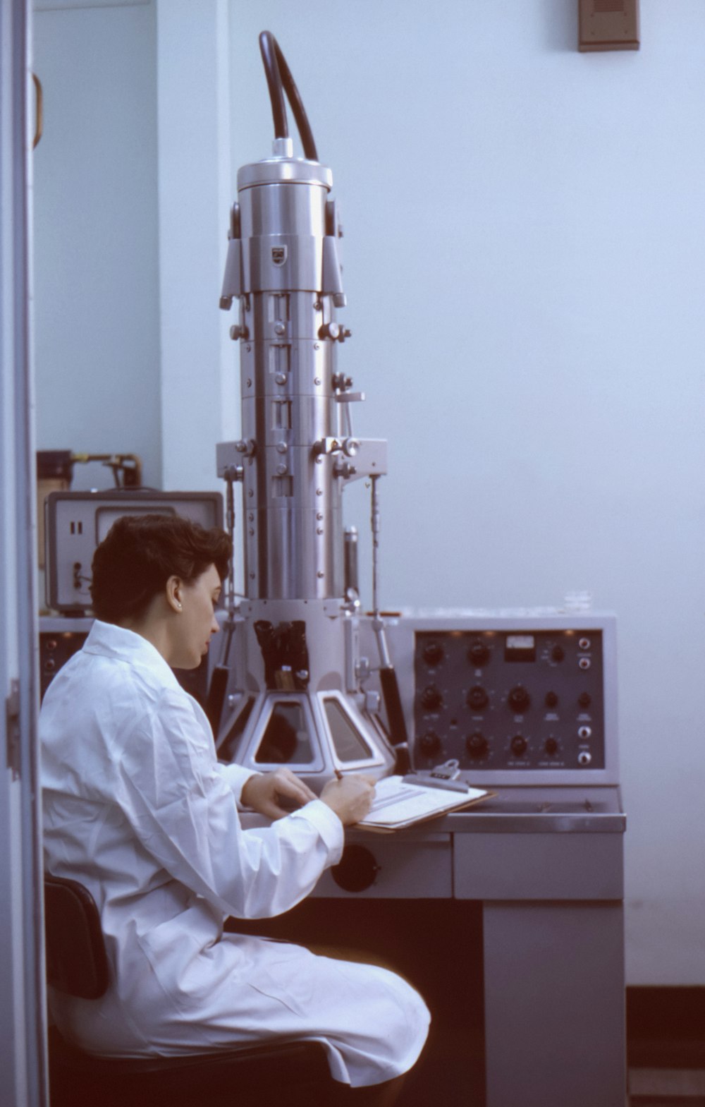 um homem sentado em uma mesa em um laboratório