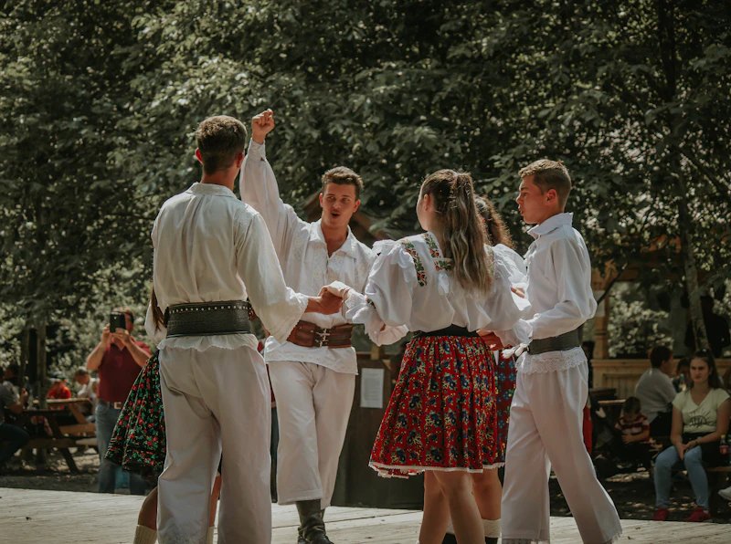 Danse traditionnelle en costumes populaires