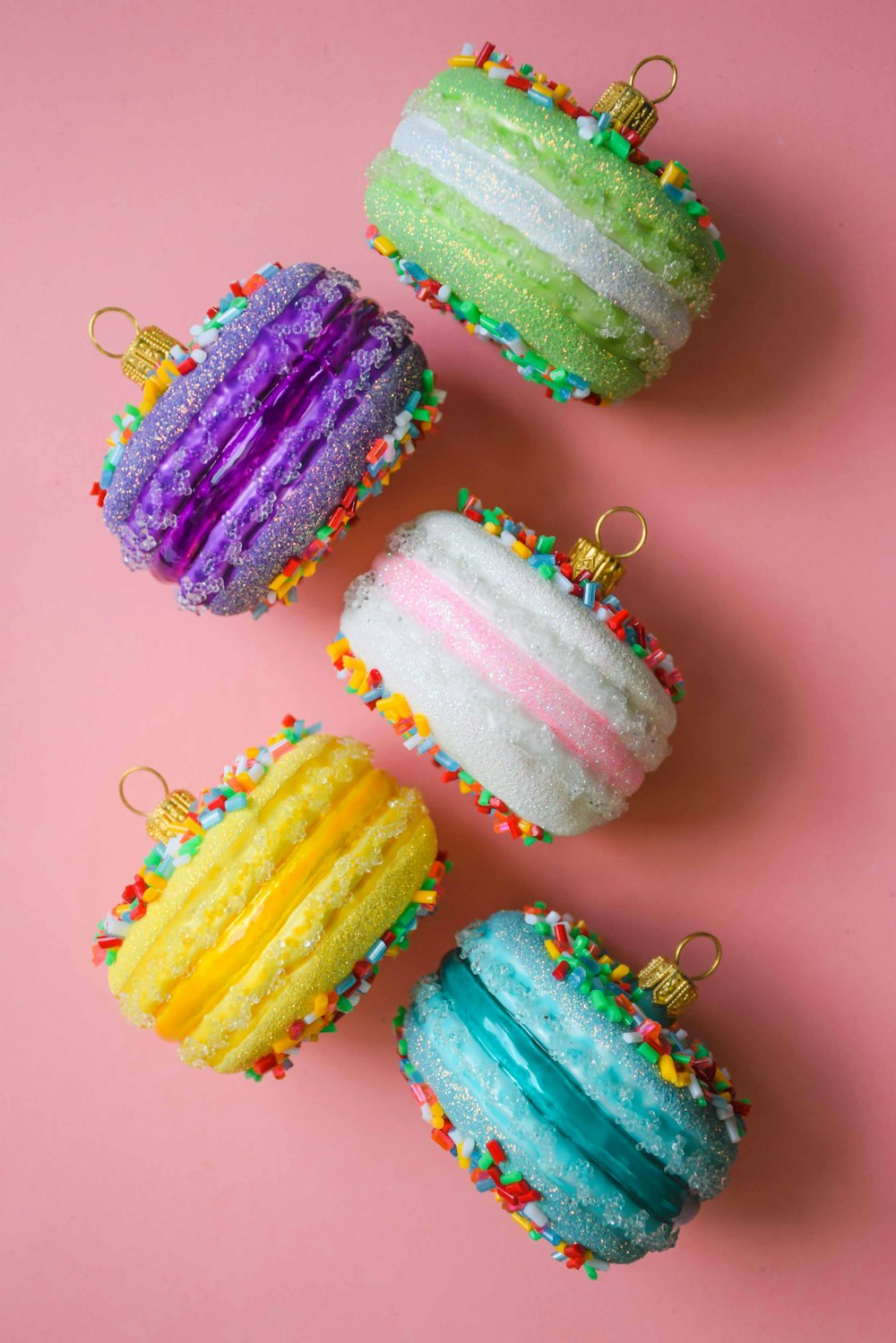 quatro cupcakes coloridos com polvilhos sobre eles