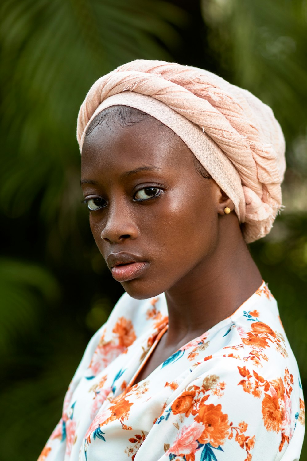 uma mulher com um turbante na cabeça