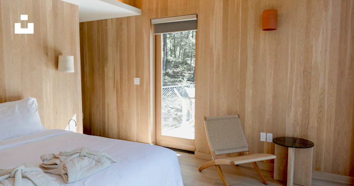 Un dormitorio con una cama y una silla en él foto – Imagen de Dentro ...