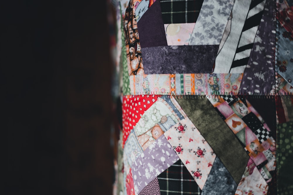 Eine Nahaufnahme eines Patchwork-Wandbehangs