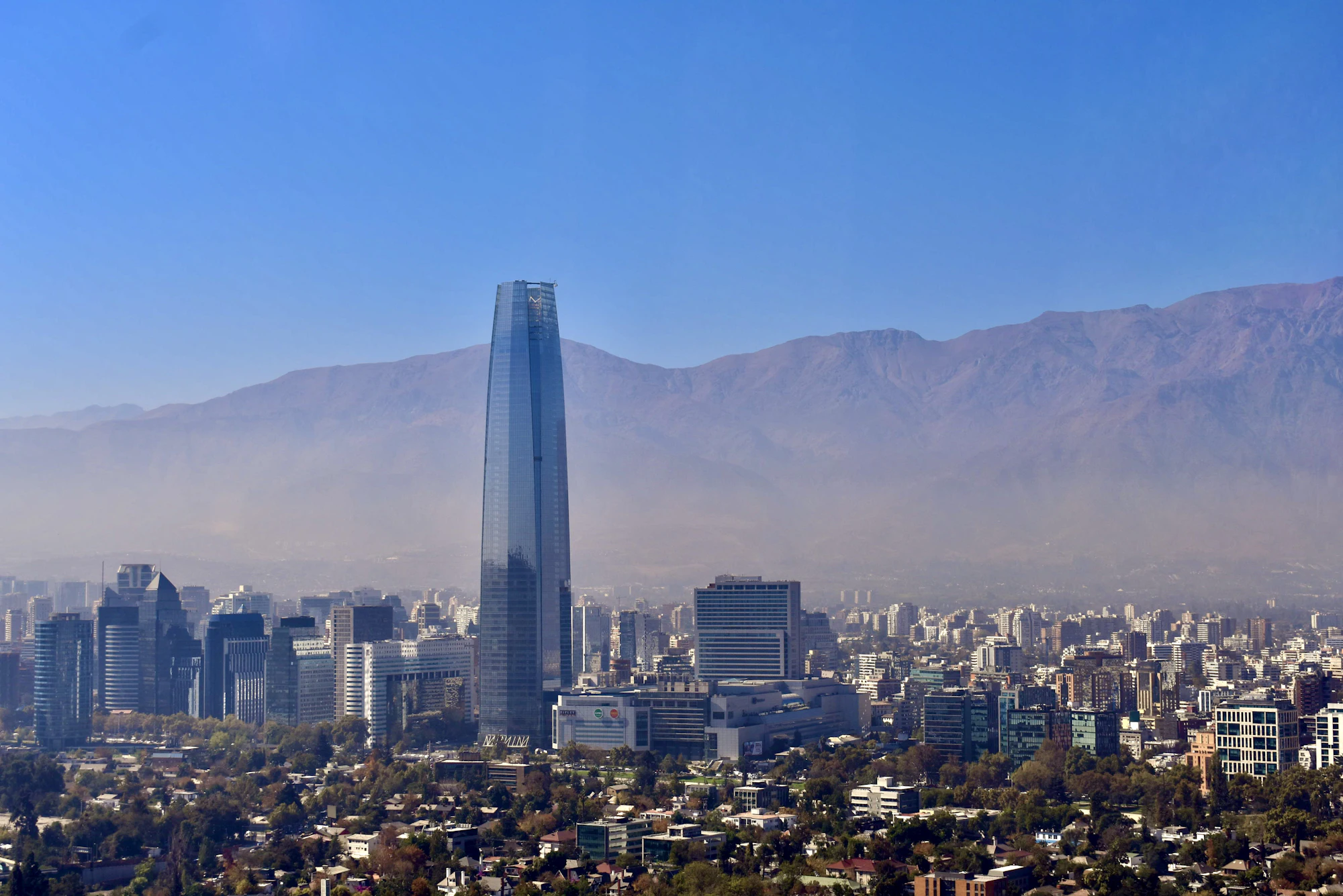 Panorámica de Santiago con edificios de oficinas y vivienda y la cordillera al fondo
