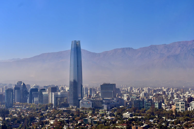 Panorámica de Santiago con edificios de oficinas y vivienda y la cordillera al fondo