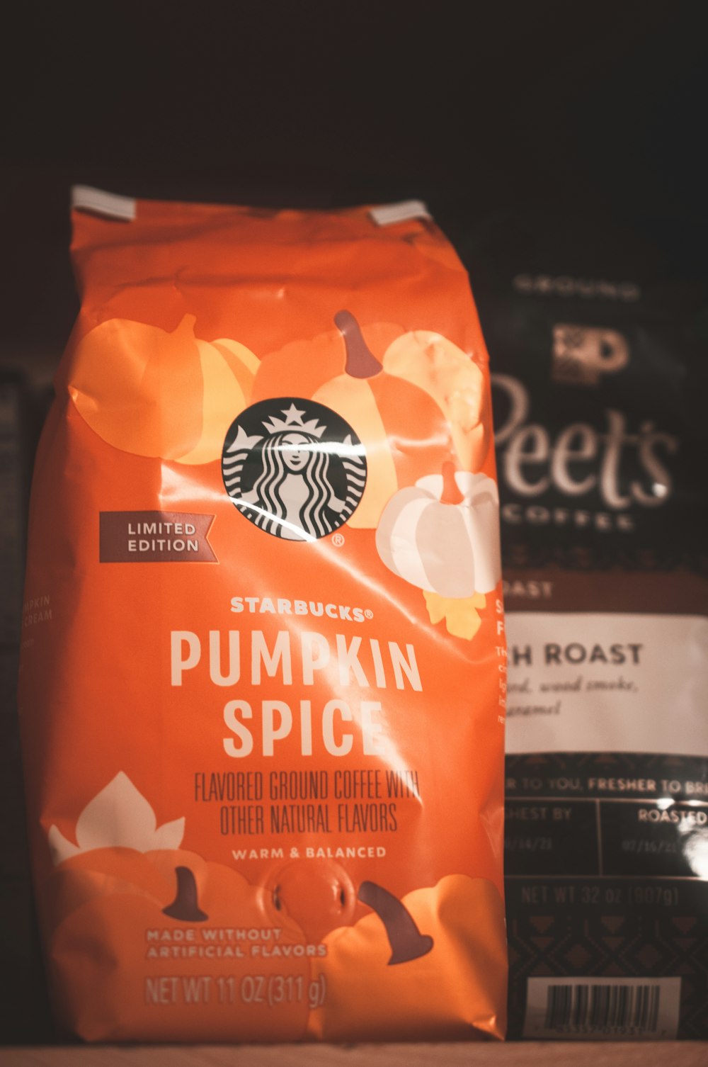 Eine Tüte Starbucks Pumpkin Spice auf einer Theke