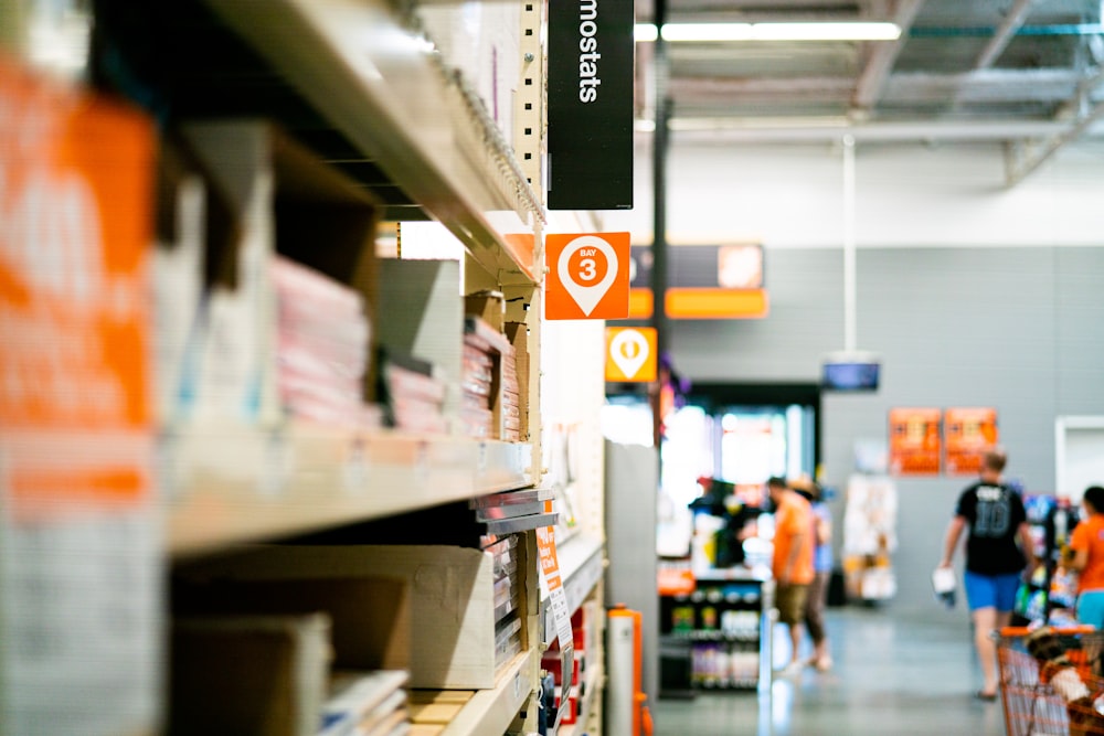 Un magasin rempli de nombreuses étagères remplies d’articles