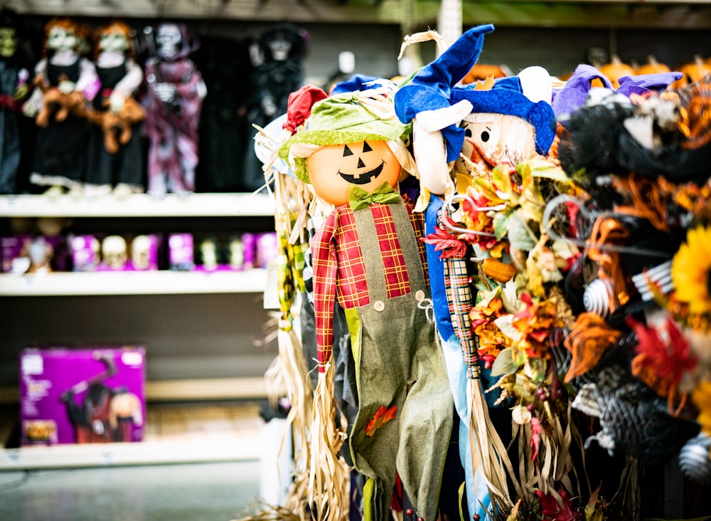 Una exhibición de espantapájaros y calabazas en una tienda