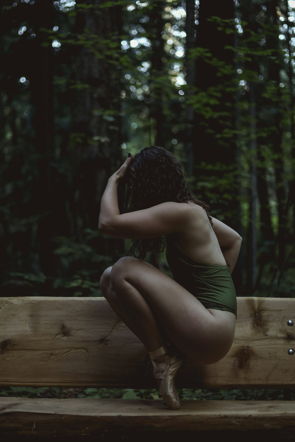 Une femme assise sur un banc dans les bois