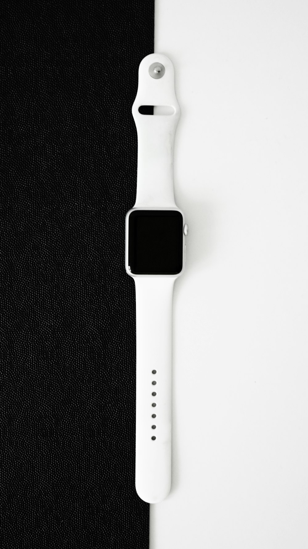 Eine Apple Watch sitzt auf einem schwarzen Tuch