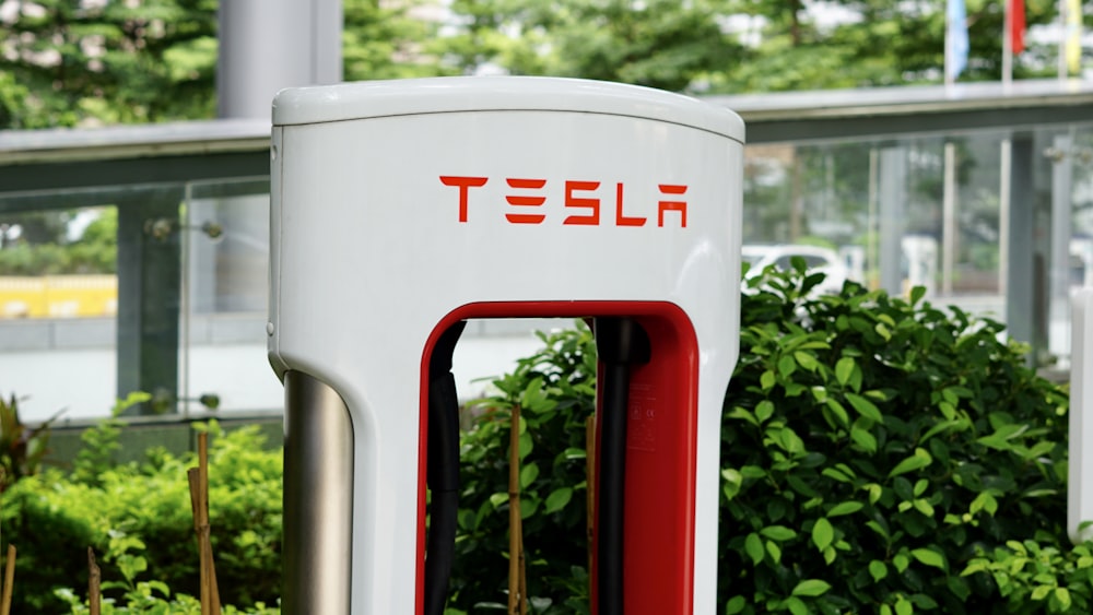 Nahaufnahme einer rot-weißen Tesla-Ladestation