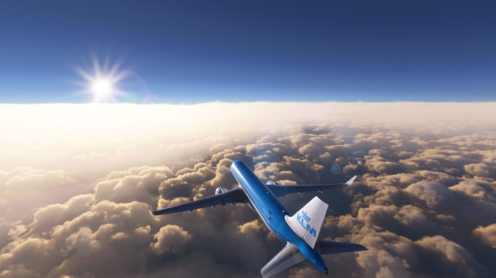 Un jet blu e bianco che vola attraverso un cielo nuvoloso