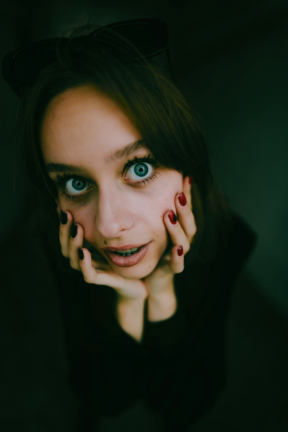 Une femme aux yeux bleus posant pour une photo