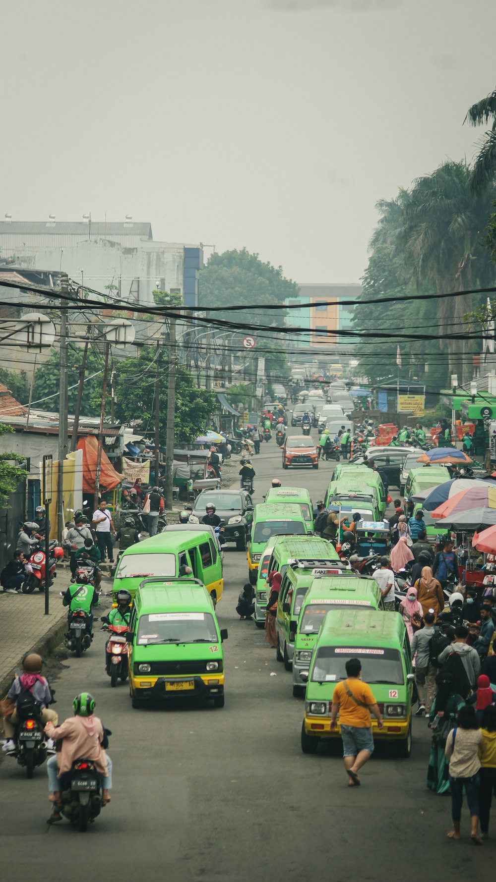 a busy street filled with lots of traffic