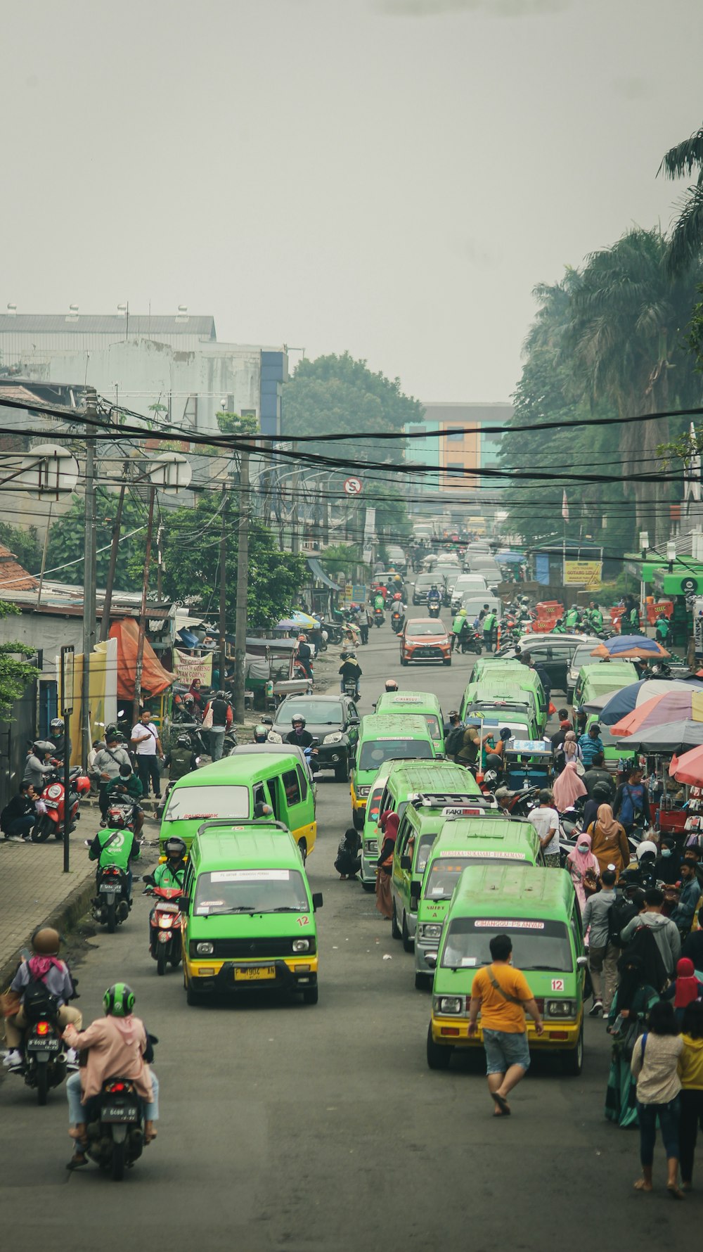 Una strada trafficata piena di molto traffico